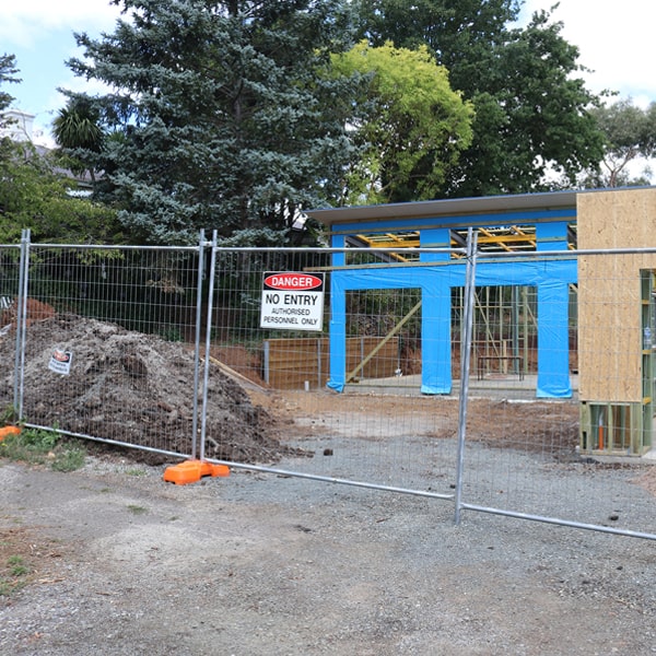 do you deliver and install temporary fencing and what's the cost for these services in Ipswich